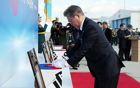 문 대통령, 카자흐스탄서 열린 독립유공자 유해봉환식 주관 