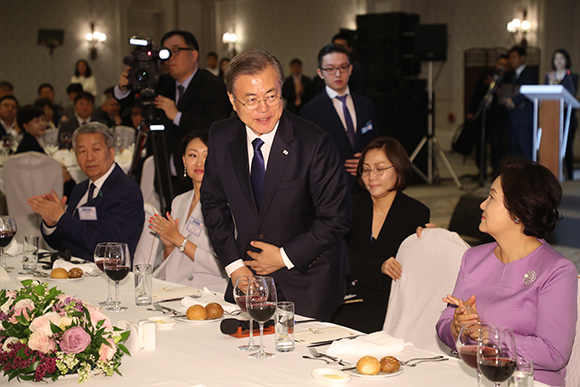 중앙아시아를 순방 중인 문재인 대통령과 김정숙 여사가 21일 오후(현지시간) 카자흐스탄 알마티 릭소스 호텔에서 열린 동포오찬 간담회에 참석해 인사하고 있다. (사진=저작권자(c) 연합뉴스, 무단 전재-재배포 금지)