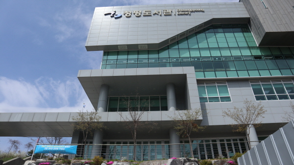 실내 수영장 옆에 먼저 자리 잡은 청평도서관, 3분 이내 거리에서 공부와 운동이 가능하다