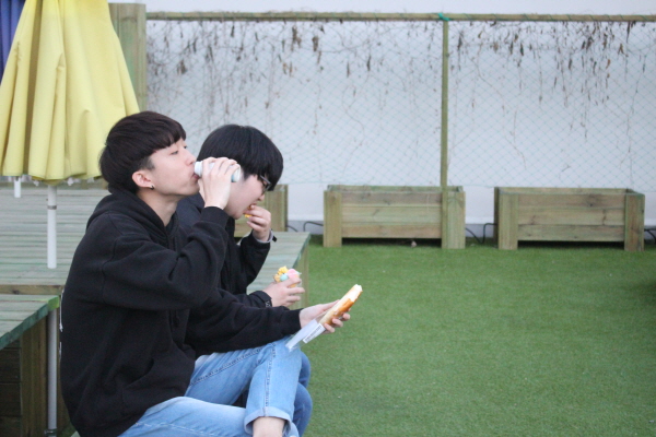 빵과 우유로 허기를 달래는 사촌동생들.