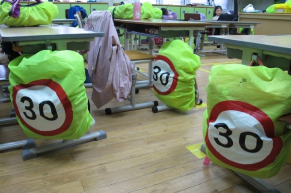한 초등학교 어린이보호 안전 가방덮개.