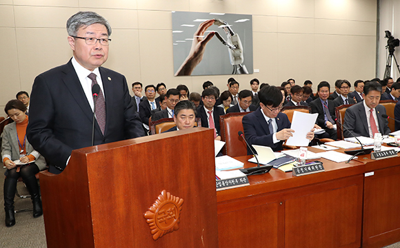 19일 오전 열린 국회 4차 산업혁명 특별위원회 전체회의에서 이재갑 고용노동부 장관이 업무보고를 하고 있다. (사진=저작권자(c) 연합뉴스, 무단 전재-재배포 금지)