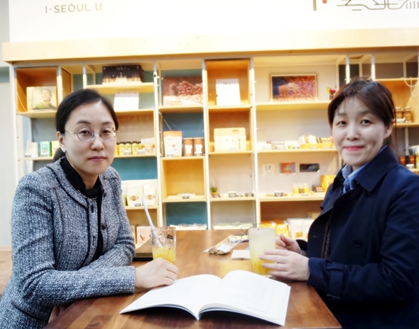 이승희 변호사는 굳이 인터뷰한 필자와 함께 찍자고 했다.