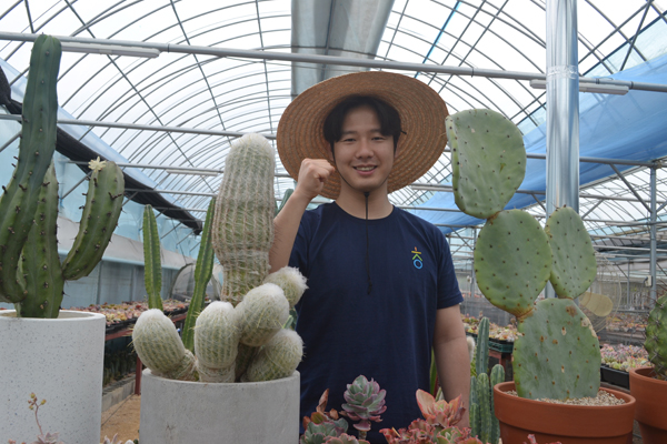 ‘농부가 미래를 만든다(Farmers make future)’는 슬로건을 내건 팜스맨 김문찬(27)씨는 농업을 알리기 위해 직접 도시농부로 변신했다. 
