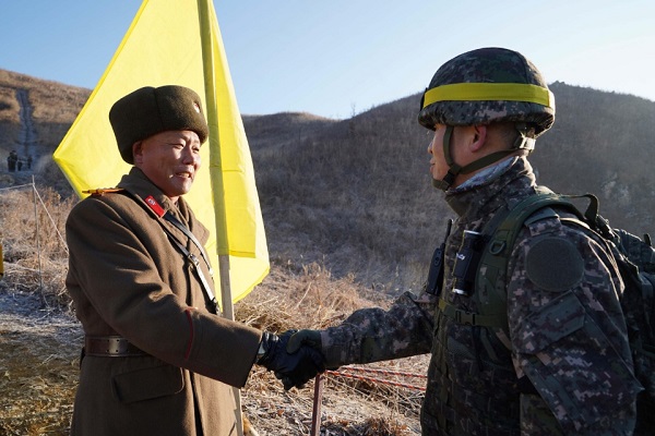 남북 군사당국이 '9·19 군사분야 합의서' 이행 차원에서 시범 철수한 비무장지대 내 GP(감시초소)에 대해 12일 오후 상호검증에 나선 가운데 강원도 철원 중부전선에서 우리측 대표 육군 대령 윤명식과 북측 안내 책임자 육군 상좌 리종수가 악수를 하고 있다.(사진=국방부)