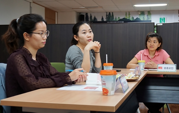  임업진흥원에서 열린 시민 마켓테스트단 토의 중 한 참가자가 의견을 말하자 다른 참가자들이 열심히 듣고 있다.