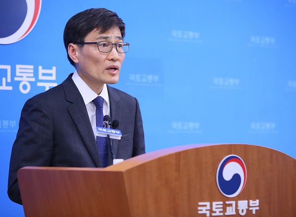 이문기 국토교통부 주택토지실장이 29일 세종시 정부세종청사 국토교통부에서 2019년 1월 1일 기준 전국 공동주택 1천339만호 공시가격의 결정·공시를 발표한 뒤 인터뷰하고 있다. 국토교통부는 서울·광주·대구는 전국 평균보다 높게 상승했고, 울산·경남·충북·경북·부산 등 10개 시·도는 하락했다고 이날 밝혔다.(사진=저작권자(c) 연합뉴스, 무단 전재-재배포 금지)