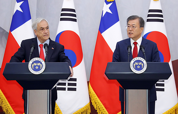 문재인 대통령이 29일 오전 청와대에서 세바스띠안 삐녜라 칠레 대통령과 함께한 공동언론 발표에서 발언하고 있다. (사진=저작권자(c) 연합뉴스, 무단 전재-재배포 금지)