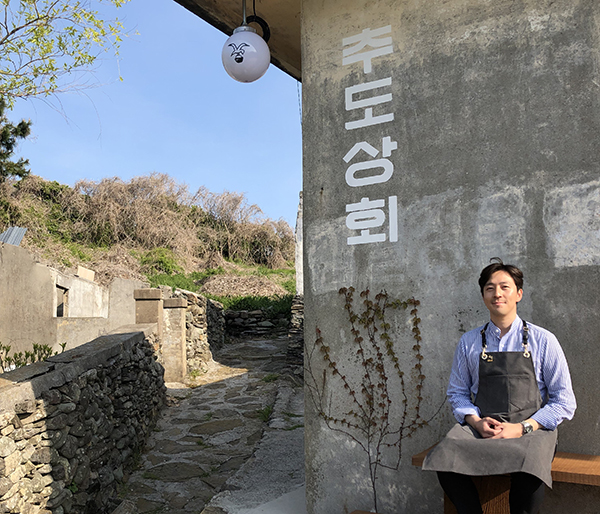 김현호 추도상회 대표. 그는 추도 지킴이 조영희 선생님과 모자지간이다.