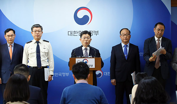 허언욱 행정안전부 안전정책실장이 30일 세종시 정부세종2청사 행정안전부에서 범정부 화재안전 특별대책을 발표하고 있다.(사진=저작권자(c) 연합뉴스, 무단 전재-재배포 금지)
