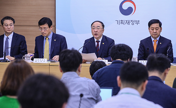홍남기 부총리 겸 기획재정부 장관이 미세먼지 및 경기대응을 위한 6조 7천억원의 추경예산안 편성에 대해 설명하고 있다. (사진=저작권자(c) 연합뉴스, 무단 전재-재배포 금지)