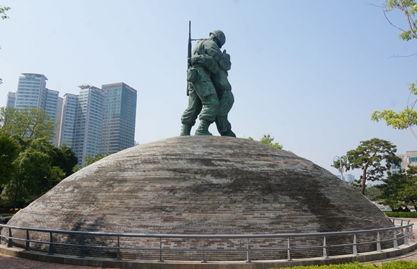 남북관계 변화와 발전을 위한 길은 현재 진행형이다. 한반도에 찾아온 기적같은 평화의 기회가 통일의 결실로 맺어지길 바란다. 사진은 전쟁기념관 형제의 상이다.