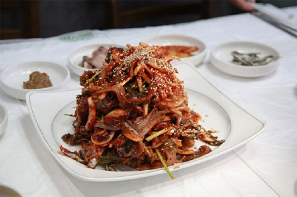 한려해상 멸치회무침.
