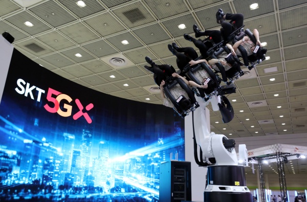 월드 IT쇼 2019 SK텔레콤부스에서 관계자들이 VR 시네마존 체험을 선보이고 있다.