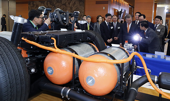 문재인 대통령이 1월 17일 오전 울산시청 대회의실에서 열린 ‘수소 경제와 미래 에너지, 울산에서 시작됩니다’ 행사에 참석하기에 앞서 수소 활용 전시장을 둘러보고 있다. (사진=저작권자(c) 연합뉴스, 무단 전재-재배포 금지)