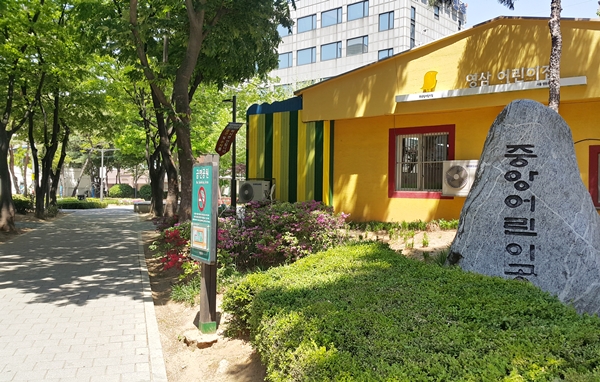자율주택 바로 옆에는 중앙어린이공원과 어린이집이 있다. 아이들 둔 가정에서 유치원보내기도 좋겠다. 직장을 가진 1인가구가 쓰기에도 좋다.