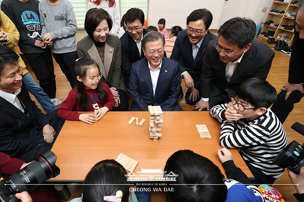 문재인 대통령이 19일 서울 노원구 월계문화복지센터에서 열린 포용국가 사회정책 대국민 보고회에 앞서 초등학생 방과후 돌봄시설을 방문해 어린이들과 젠가 보드게임을 하고 있다.(사진=청와대_