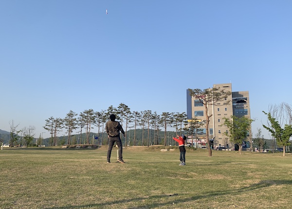 주말이면 교외로 나가 로켓 발사나 비행기 날리기 등을 하며 아빠와 아이가 보내는 시간이 점차 길어지고 있다.
