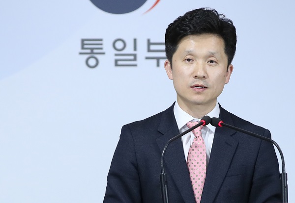 이상민 통일부 대변인이 8일 오전 서울 세종로 정부서울청사에서 열린 정례 브리핑에서 대북 식량 지원 여부 등에 대한 질문에 답하고 있다.(사진=저작권자(c) 연합뉴스, 무단 전재-재배포 금지)