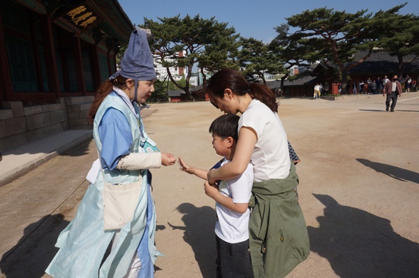 (창경궁 궁둥이와 가위 바위 보 하고 있다)