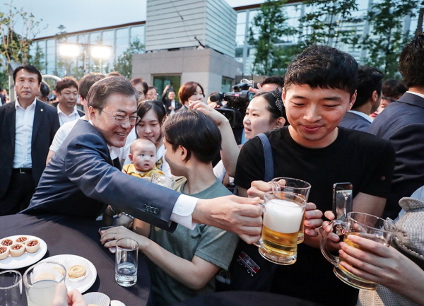 지난 2018년, 행복주택에서 청년들과 시간을 보낸 문재인 대통령.(출처=청와대)