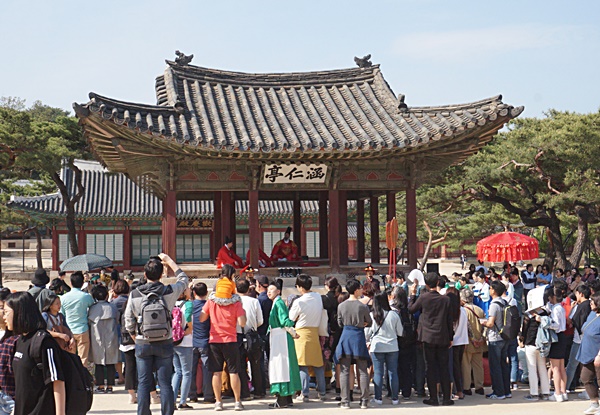 (창경궁 함인정에서 공연을 보고 있는 관람객들)