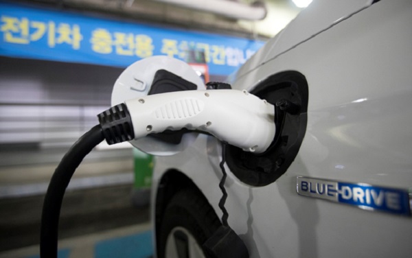전기차 충전 모습.(사진=저작권자(c) 연합뉴스, 무단 전재-재배포 금지)