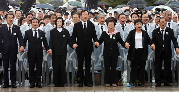 지난해 5월 18일 오전 광주 북구 국립 5·18민주묘지에서 열린 제38주년 5·18민주화운동 기념식에서 참석자들이 ‘님을 위한 행진곡’을 부르고 있다. (사진=저작권자(c) 연합뉴스, 무단 전재-재배포 금지)