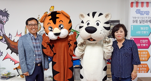 용문전통시장상인회 반재선 회장과 김성미 매니저가 인형 탈을 쓴 학생들과 함께 했다