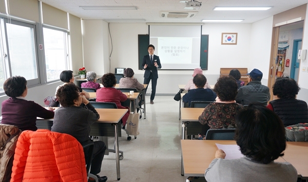 70~80세 되신 어르신들이 치매 예방교실에서 수업을 받는 것도 좋지만, 같은 또래의 어르신들이 모여 얘기를 나누는 것이 치매 예방에 훨씬 더 효과적이지 않을까 싶었다.