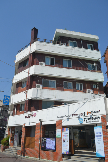 대구 중구에 위치한 ㈜공감씨즈는 2013년 북한이탈주민들의 커뮤니티 공간인 ‘카페 공감’과 지역관광과 일자리 창출을 위한 ‘공감게스트하우스’를 열면서 시작됐다. 