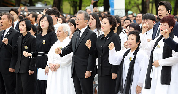 문재인 대통령과 김정숙 여사가 18일 오전 광주 국립5·18민주묘지에서 열린 5·18 민주화운동 기념식 중 임을 위한 행진곡을 제창하고 있다. (사진=저작권자(c) 연합뉴스, 무단 전재-재배포 금지)