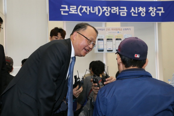 한승희 국세청장이 7일 오전 서울 성동세무서를 방문, 근로·자녀장려금 신청자와 대화를 나누고 있다. (국세청 제공) 2019.5.7/뉴스1