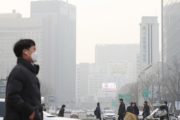 미세먼지 농도 ‘매우나쁨’ 수준인 날 서울 광화문 광장에서 바라본 하늘.(사진=저작권자(c) 연합뉴스, 무단 전재-재배포 금지)