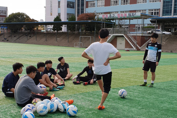 위고스포츠는 초·중·고 방과 후 학교는 물론 아동센터, 돌봄 교실 등 20곳이 넘는 지역기관에서 활동하고 있다. 류상기 대표가 중학생들에게 축구강습을  지도하고 있다. <사진제공=위고스포츠>