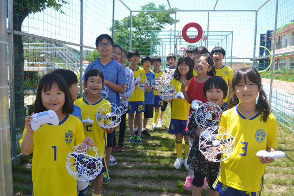 지난 22일 경북 각남초 학생들이 운동장에 마련된 드론축구장에서 연습을 마치고 포즈를 취하고 있다.
