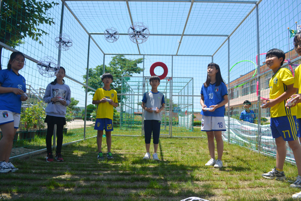 경북 청도군 각남면 각남초등학교 운동장에는 20여명의 학생들이 경기에 앞서 드론 공을 테스트 하고 있다.
