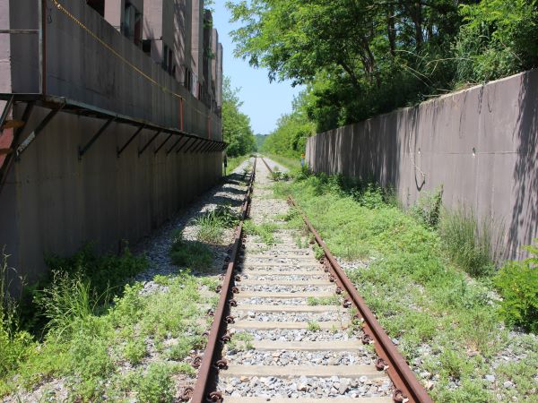 방어 목적의 대전차벽 옆으로 남북이 연결된 철도가 끝도 보이지 않게 펼쳐있다.