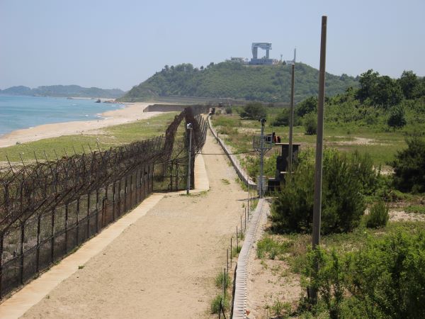 A코스는 도보와 차량, 금강산 전망대 관람시간까지 모두 더해 2시간 30분가량이 소요된다. 철책 안밖으로 꽤 운치있는 풍경이 펼쳐진다