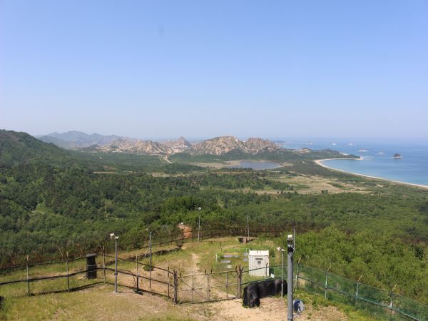 금강산 전망대에서 바라본 북한도 대한민국과 크게 다르지 않았다. 무엇이 남과 북을 갈라놓은 것일까? 