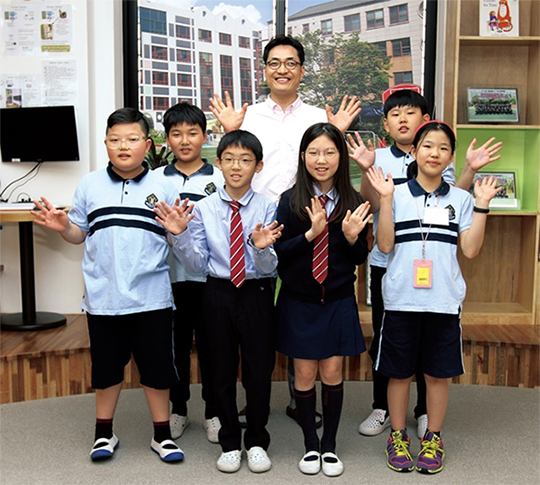 왼쪽부터 시계 반대 방향으로 김기용 학생, 박종현 학생, 김연서 학생, 박선주 학생, 황지원 학생, 김대권 교사, 박하진 학생.