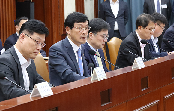 이호승 기재부 제1차관(왼쪽에서 두 번째)이 28일 정부서울청사에서 금융위와 산업부 등 관계부처와 산업은행 등 11개 정책금융 관계자들이 참석해 열린 제2차 혁신성장 정책금융협의회에서 발언하고 있다.(저작권자(c) 연합뉴스, 무단 전재-재배포 금지) 