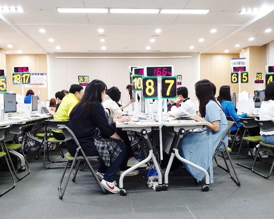 종합소득세 전자신고 창구에서 세무서 직원들이 시민들과 함께 종소세 신고를 돕고 있다