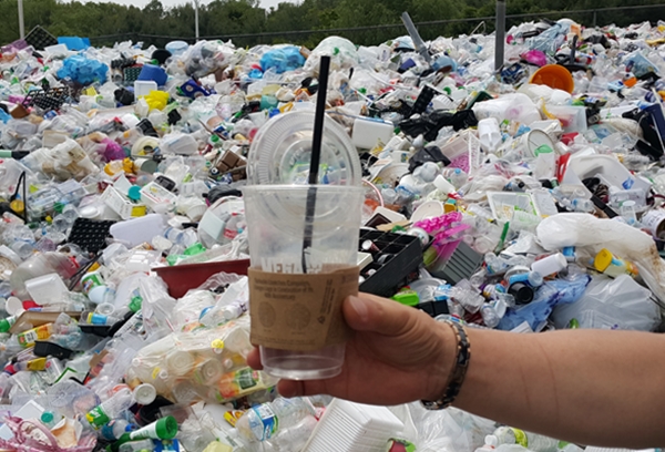 우리가 먹고 버린 테이크아웃 커피컵은 종이, 빨대, 플라스틱 세 가지로 분리해서 버려야 한다. 그렇지 않으면 재활용선별장에서 분리가 어려워 쓰레기로 처리한다.