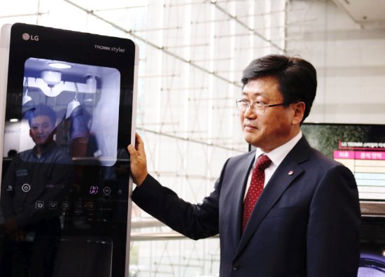 김동원 연구위원이 트윈워시의 무빙행어 기술을 보여주고 있다.
