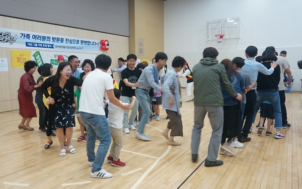 ‘강강술래’ 공연에서는 사물놀이팀과 직원, 가족이 모두 한데 어우러져 한바탕 신명나는 놀이판이 벌어진다.