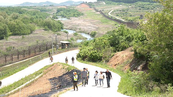 탐방객들이 ‘철원 DMZ 평화의길’ 을 걷고 있다.