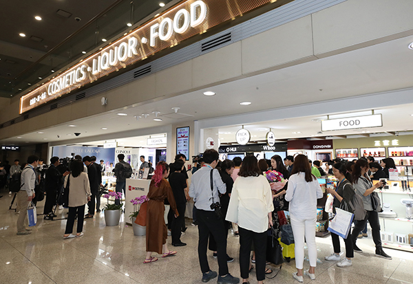 31일 오전 인천국제공항 1터미널에 문을 연 입국장 면세점에서 여행객들이 물건을 고르고 있다.(사진=저작권자(c) 연합뉴스, 무단 전재-재배포 금지)