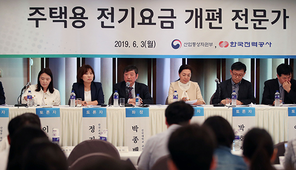 3일 오후 서울 중구 프레스센터에서 열린 주택용 전기요금 개편 전문가 토론회에서 박종배 건국대 교수(왼쪽 세번째)가 발언하고 있다.(저작권자(c) 연합뉴스, 무단 전재-재배포 금지)
