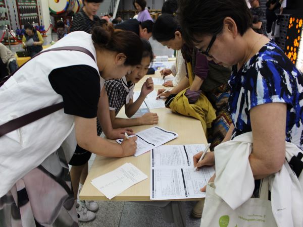 공연 후 로비에서 설문조사에 참여하는 관람객들. 많은 관람객이 국악의 새로운 모습에 감탄했다.